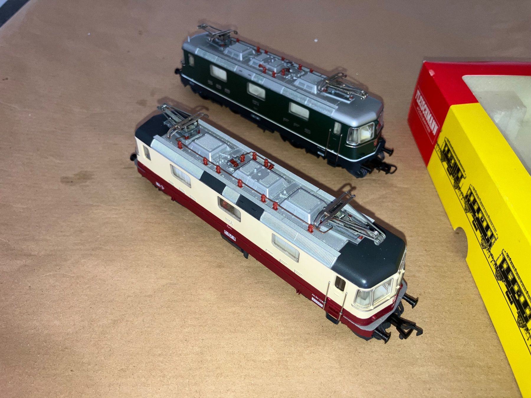 Fleischmann Modellini di ferrovie: 2 Stk. Fleischmann Re 4/4'', TEE und grün, 2-L Glechstrom – Difettoso da Bütschwil venduto da Semaphor 7