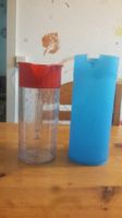 2 pots en plastique.