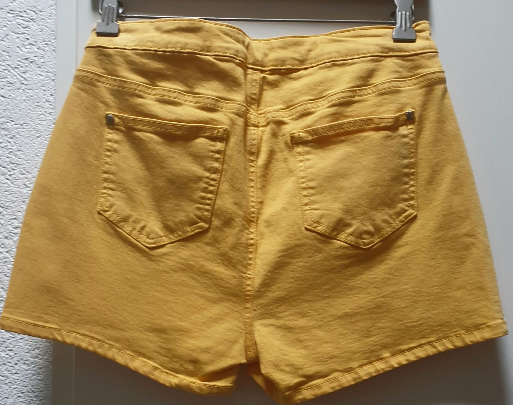 Morgan Pantaloni: Morgan Shorts, Senfgelb, Gr. 38, – Nuovo e nell'imballaggio originale da Thun venduto da Vinkaa 1