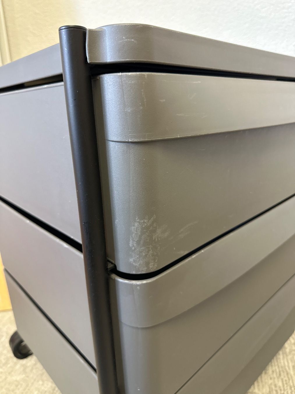Korpus: Pedrali Boxie Designer Rollcontainer Grau mit Rollen – Gebraucht aus Effretikon von bek_6sgb 4