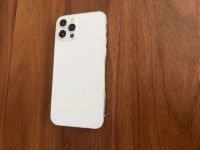 Apple Telefoni cellulari / Smartphones: Apple IPhone 12 Pro, 128 GB silber – Usato da Au ZH venduto da Odette3 1