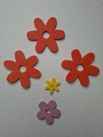3 stilisierte Blumen aus Filz, 2 Blumen aus Holz