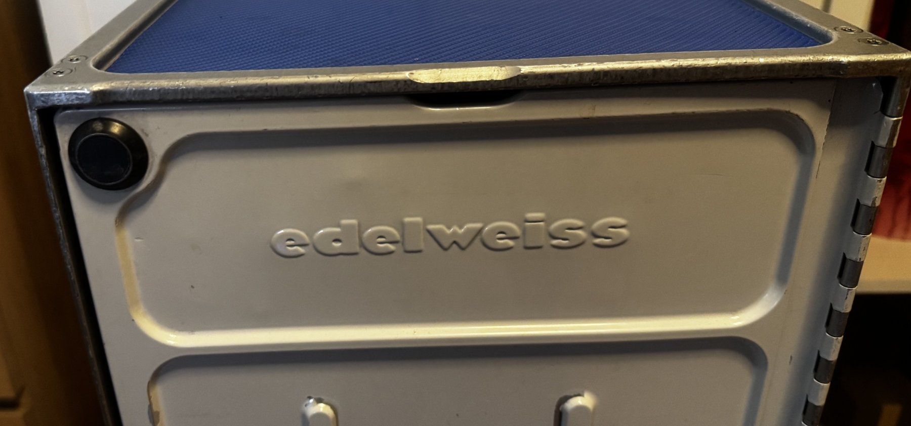 Autres aviation: Original Edelweiss Airline Trolley – D'occasion à Winterthur par Rwa 4
