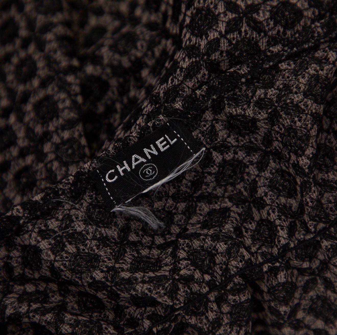 Chanel Top: CHANEL Seidentop Gr. 36 Schwarz/Nude mit Häkelspitz – Usato da Davos Platz venduto da sar_6yvv 2