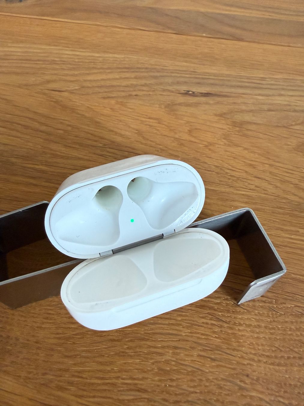 Apple Cuffie: APPLE AirPods 2 Charging Case – Usato da Lausanne venduto da Nine1982 2
