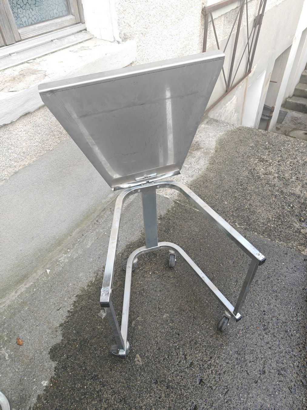 Carrelli di servizio: Küchen servierwagen – Usato da Menziken venduto da Dragon-Fuchur 1