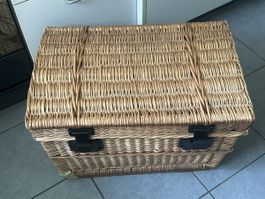 Alte Truhe aus Korbweide, ideal für die Gartensaison!