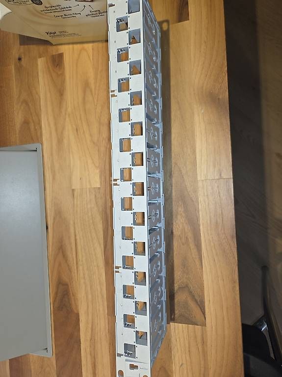 Racks & Cavalletti: Rangierfeld/Patchpanel R&M 19" – Usato da Bretzwil venduto da herrhausb 1