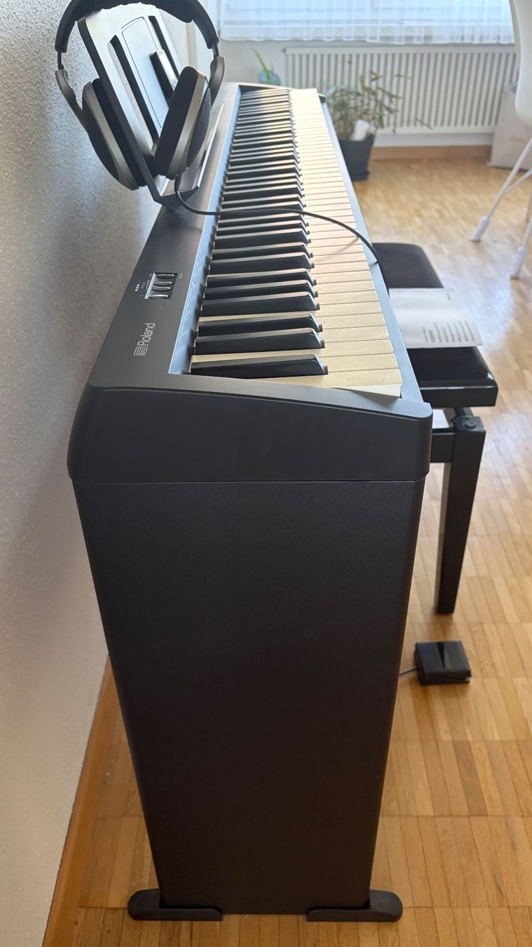 Roland Musikinstrumente: Roland FP-10 Piano mit klavierhocker – Gebraucht aus Zürich von kvi_y2sp 1