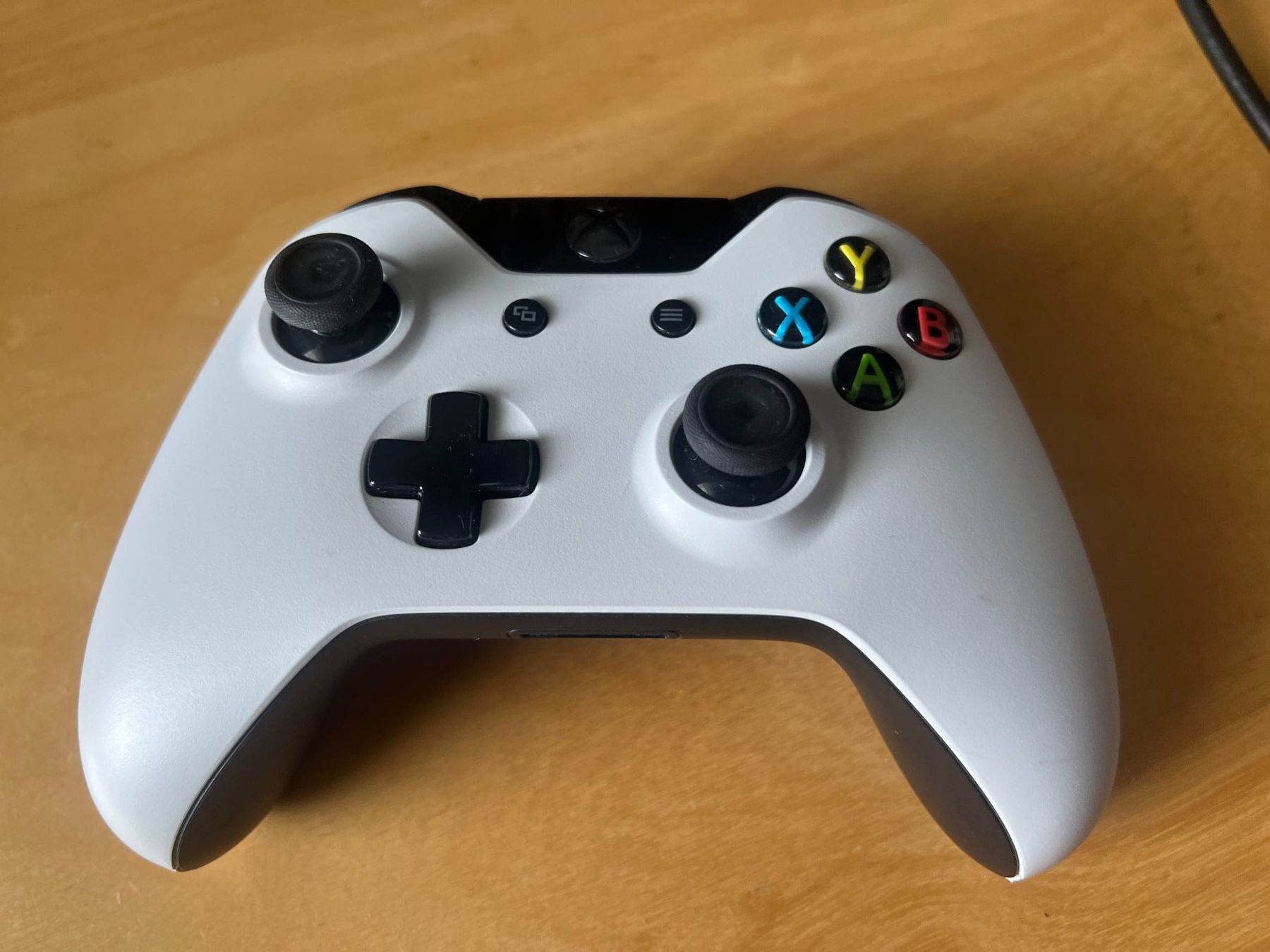 Microsoft Controller: Original Xbox One Wireless Controller Weiss – Usato da Binningen venduto da vitalii_zozulia
