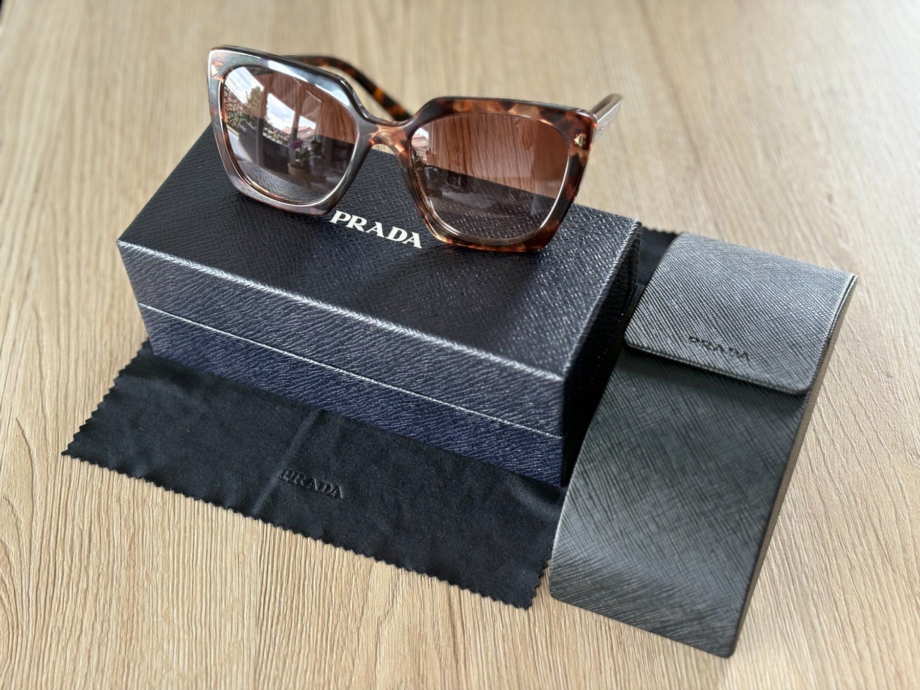 Prada Occhiali & Lenti: Prada sunglasses PR 23ZS - Like New – Nuovo (secondo la descrizione) da Poliez-le-Grand venduto da mila011