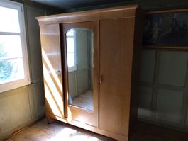 antiker Kleiderschrank mit Spiegel
