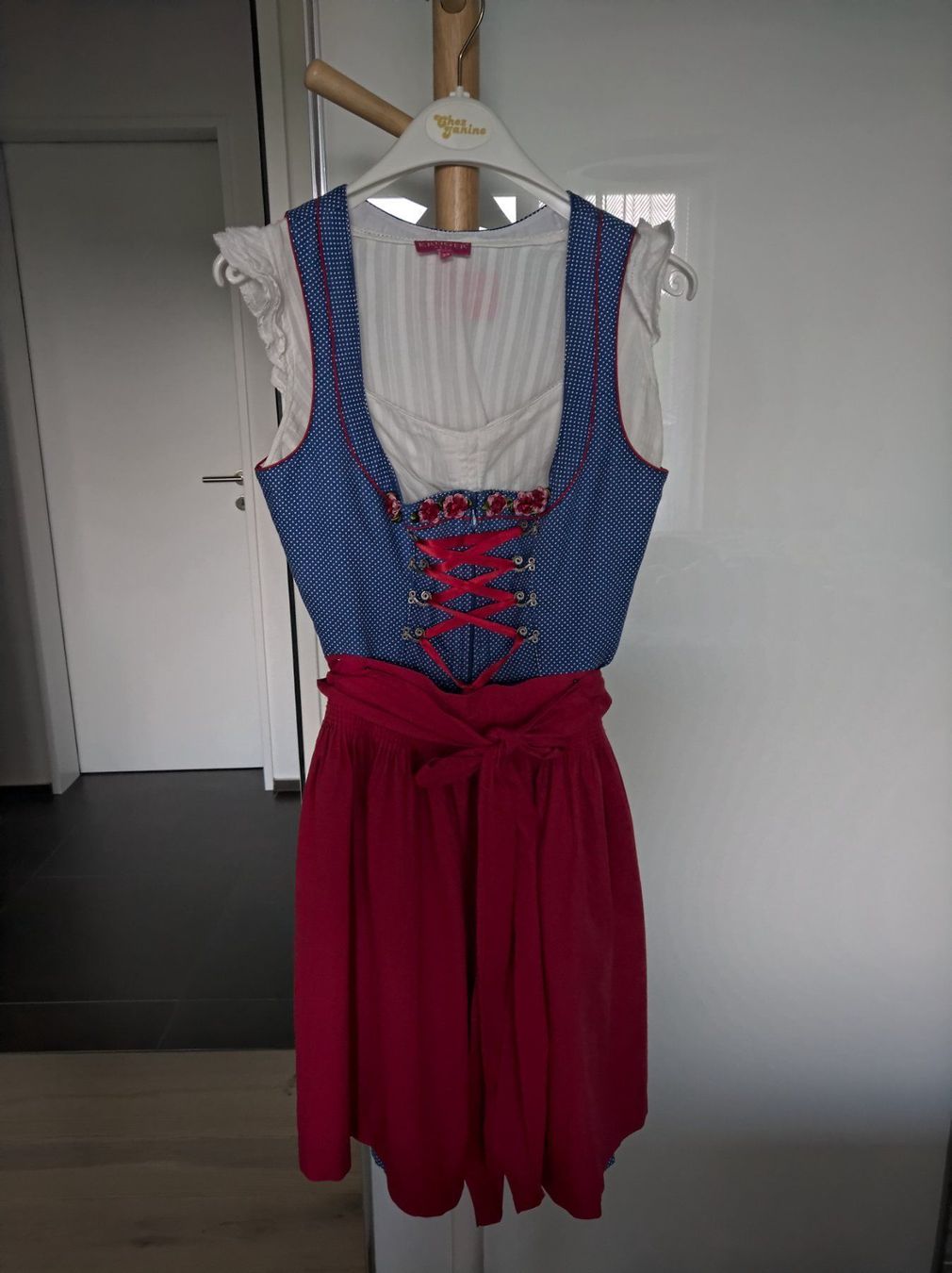 Robes: Dirndl – D'occasion à Salenstein par Silly...0