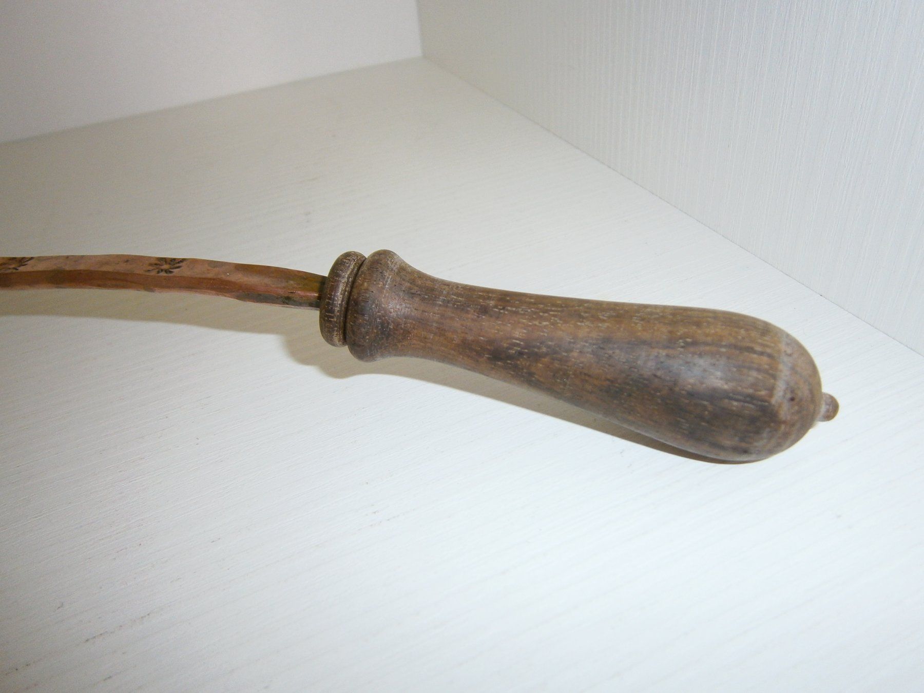 Löffel: Antike Schöpfkelle Kupfer mit Holzgriff / Länge 33 cm. – Gebraucht aus Schliern b. Köniz von Hoehlenforscher 2