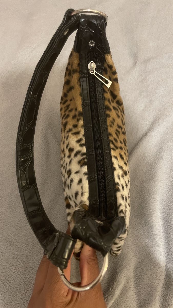 Taschen für Damen: Schultertasche mit Leo-Muster  – Neu (gemäss Beschreibung) aus Laupen BE von Miiya 1
