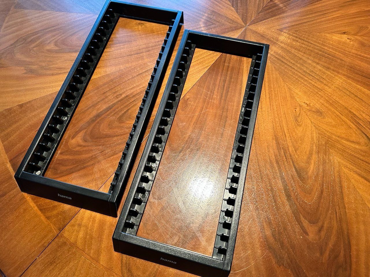Hama Racks & Cavalletti: Hama CD Rack Halter 20 CDs minimalistisch schwarz – Nuovo (secondo la descrizione) da Fribourg venduto da eni_cnw8 1