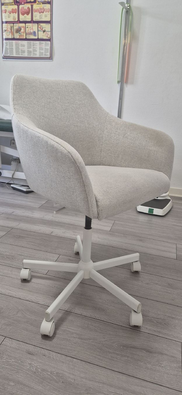 Poltrone: Fauteuil de bureau pivotant gris clair avec roulettes – Nuovo (secondo la descrizione) da Veyrier venduto da ser_zn68