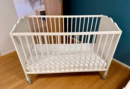 Kinderbett weiss mit Rollen guter Zustand