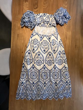 Kleid bestickt weiss blau Grösse XS kurzarm off-shoulder