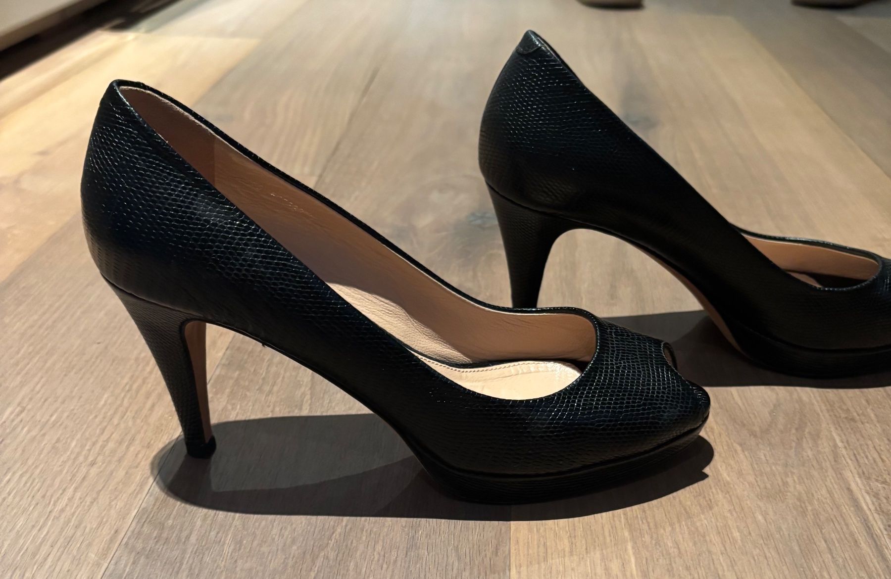 Hugo Boss Damenschuhe: BOSS Peep Toe Pumps schwarz 38 – Gebraucht aus Zollikon von d_grabher
