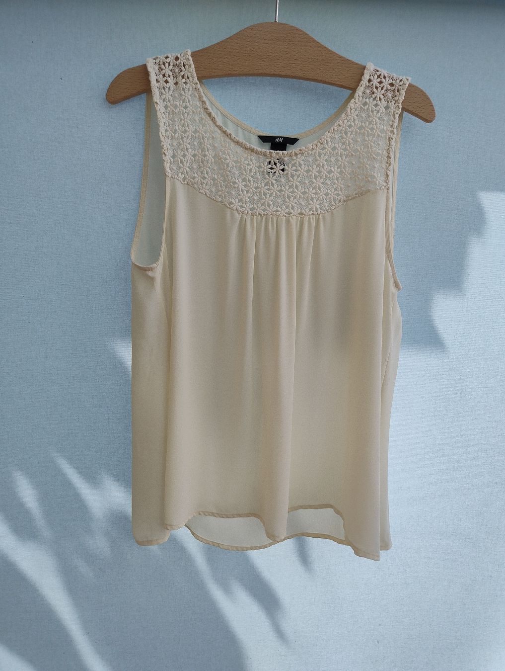 H&M Tops: H&M Top cremefarben, Grösse 42 mit Spitze – Gebraucht aus Kirchberg BE von lauraflu