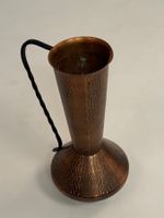 Kupfervase mit geschmiedetem Henkel