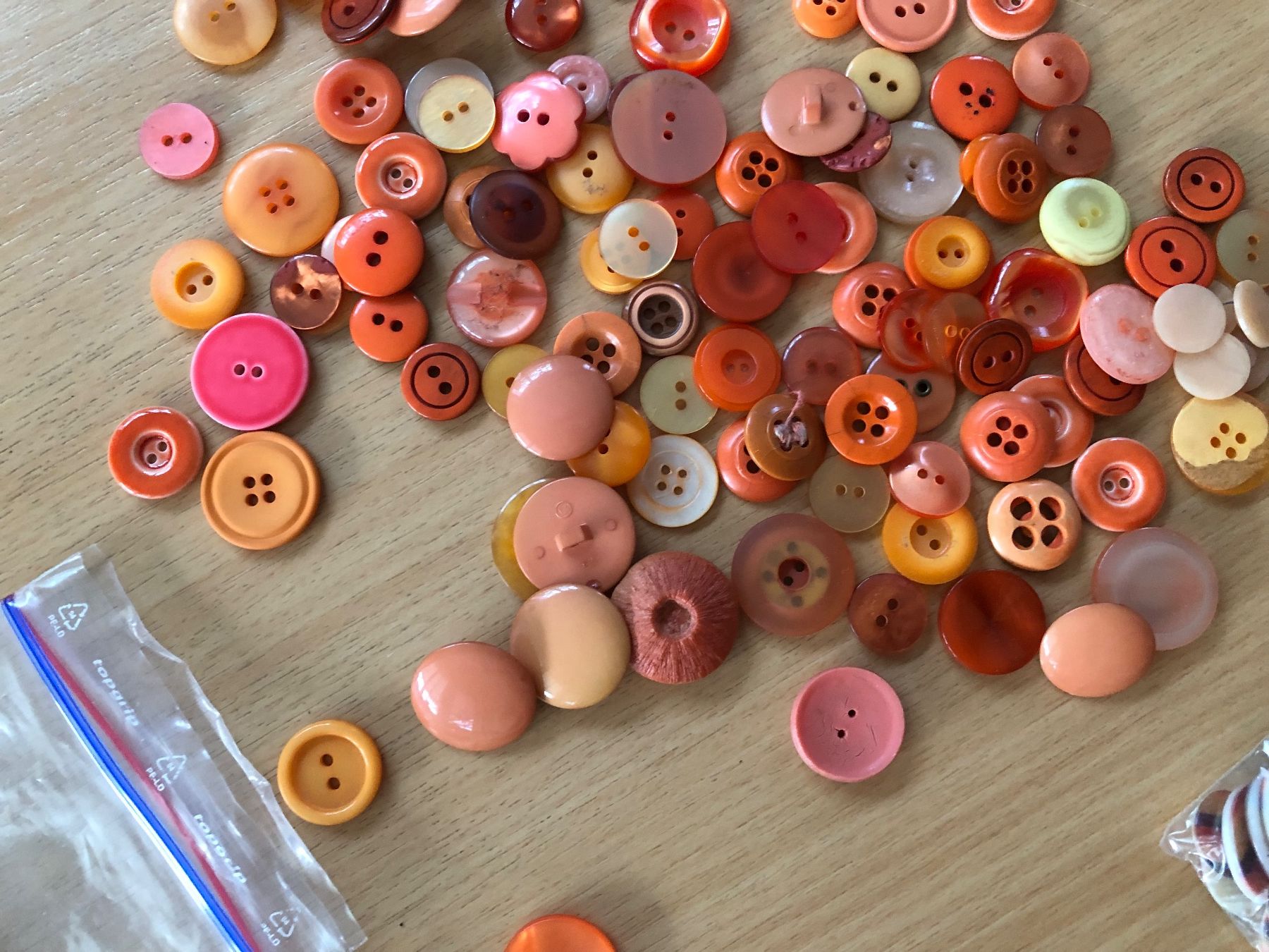 Knöpfe: Lot Knöpfe Orange ca. 200 gr. – Gebraucht aus Sirnach von Goforit2001 2