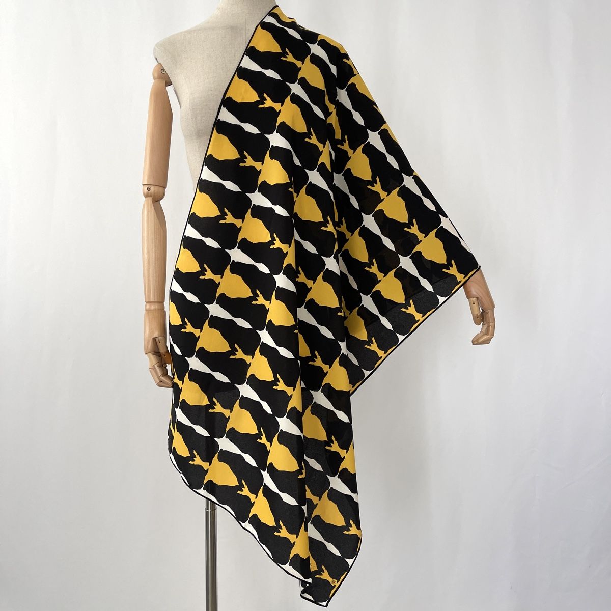 Fabric Frontline Foulard & Sciarpe: FABRIC FRONTLINE New Silk Scarf – Nuovo (secondo la descrizione) da Emmen venduto da Avviivva_Com2023