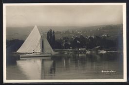Auvernier, Ortspanorama mit Segelboot, v