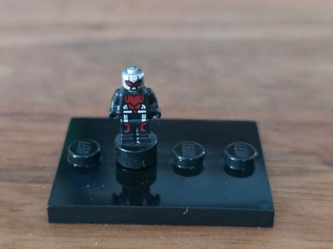 Lego Statuette: Lego Marvel Minifigur Ant-Man – Usato da Laufen venduto da elias39