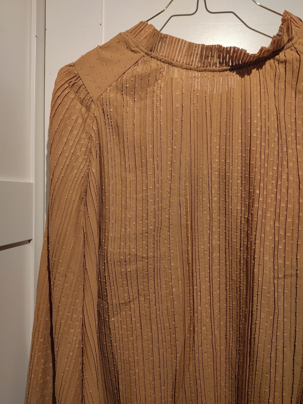 Sezane Camicette: Blouse Sézane ocre plissée taille 46FR/44CH – Usato da Epalinges venduto da Natamiaouw 1