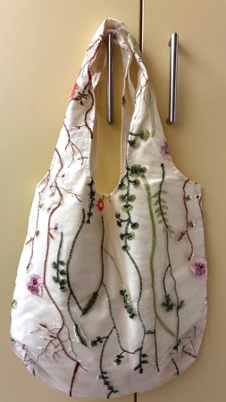 Handgefertigte Stofftasche mit Blumenstickerei – Beige