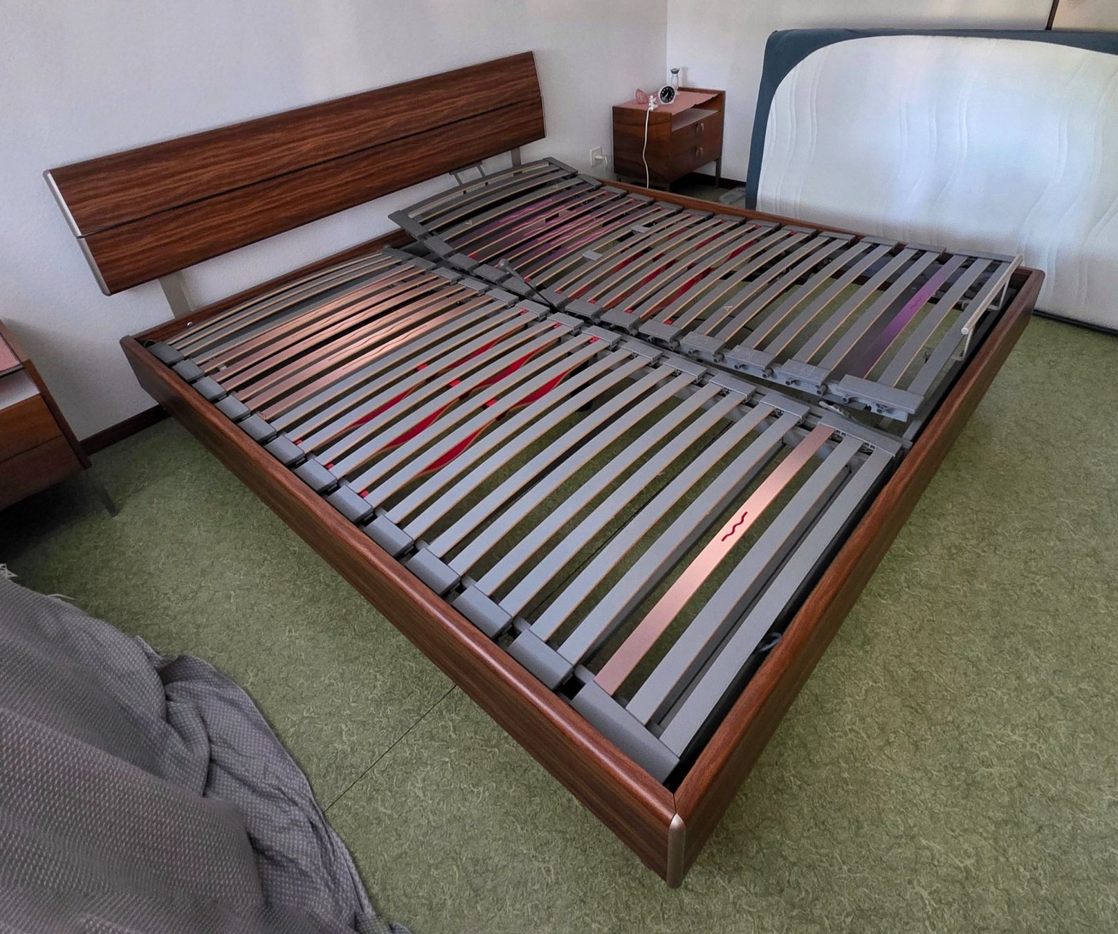 Betten: Doppelbett 200x180 mit einseitig verstellbarem Rost – Gebraucht aus Dotzigen von Housi69 3