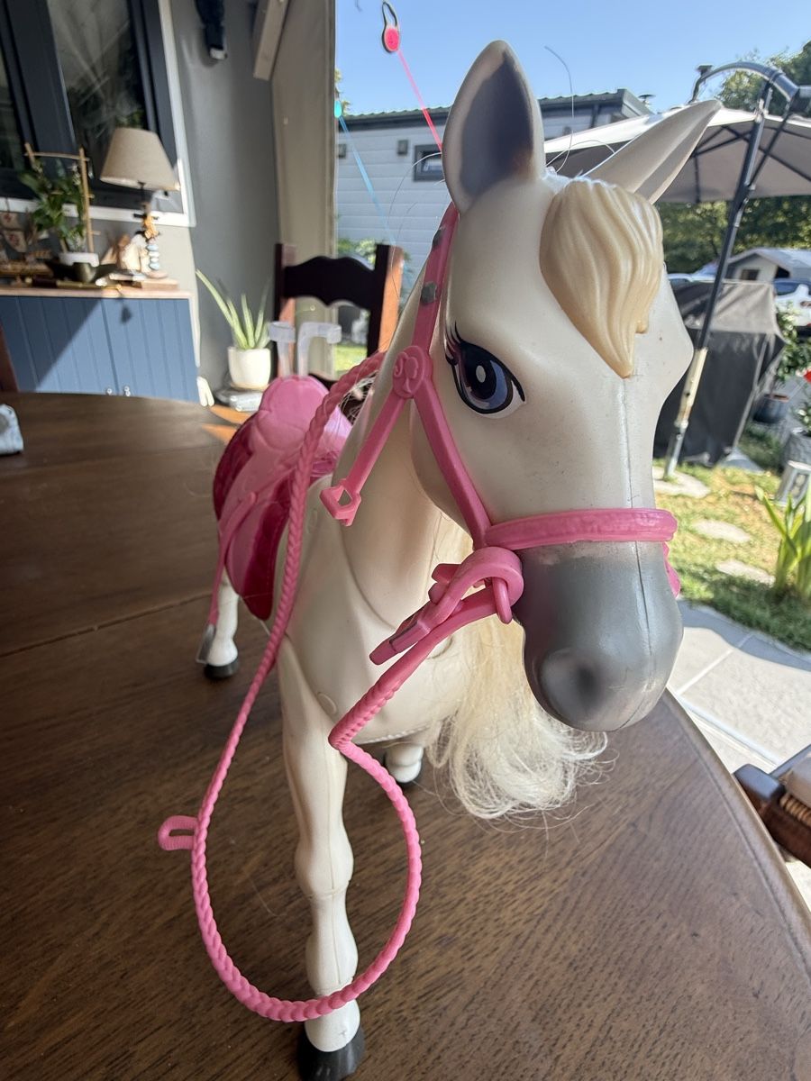 Jouets: Cheval blanc Barbie  – D'occasion à Lausanne par Doudoutze 2