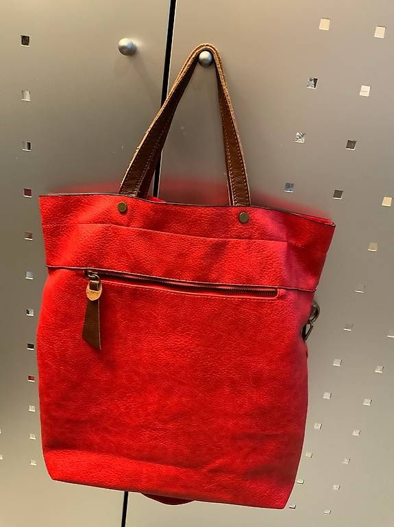 Taschen für Damen: Rote Tasche aus Kunstleder – Gebraucht aus Weinfelden von bea_2ln5