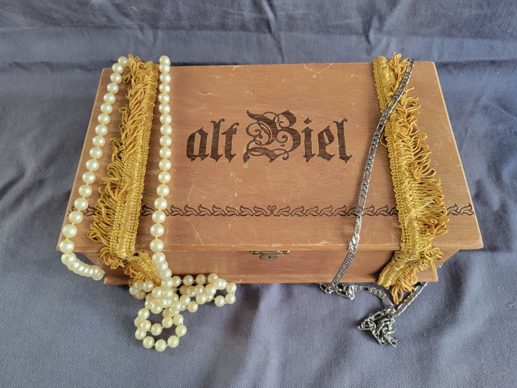 Cassapanche: Schatztruhe D mit 1,8 kg Schmuck, – Usato da Nidau venduto da Polebloe 1