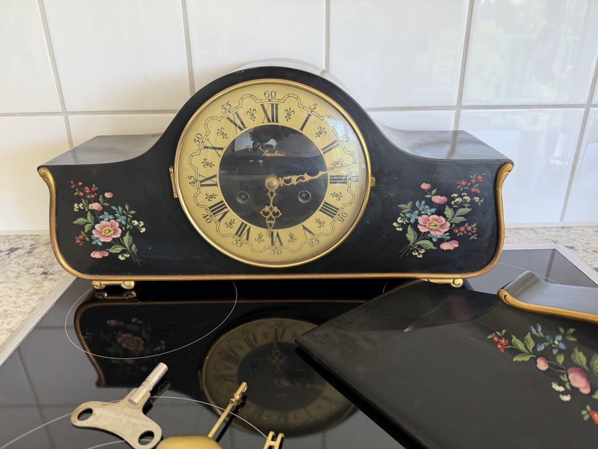 Orologi da terra & Orologi da parete: Antiker Pendeluhr mit Blumenmuster & passender Sockel – Difettoso da Zürich venduto da sne.swiss 2