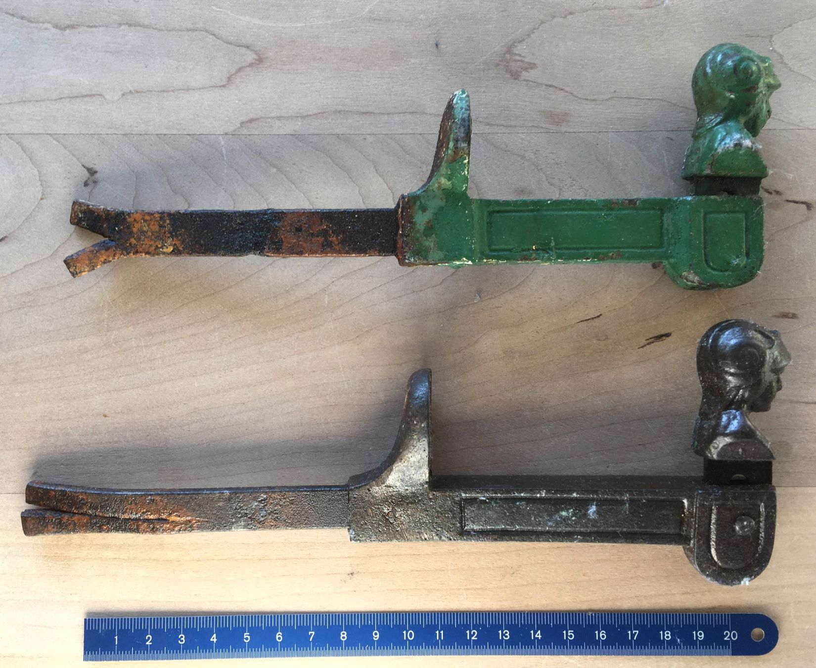 Ferramenta: 2 Fensterladenhalter, Mannskopf mit Helm, antik – Usato da Füllinsdorf venduto da Bubnik