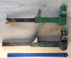 2 Fensterladenhalter, Mannskopf mit Helm, antik