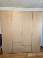 Geräumiger und praktischer Kleiderschrank in guter Qualität
