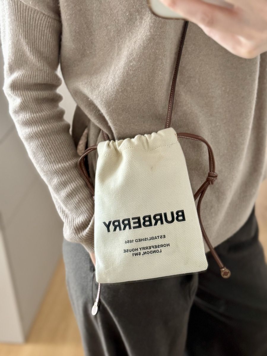 Taschen: Burberry Mini Bag Canvas Leather Drawstring Pouch White New – Gebraucht aus Dübendorf von Pink.Blue 4