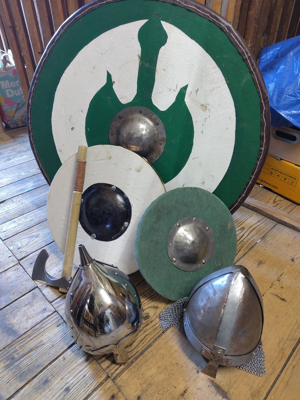 Costumi: LARP Schilde Helm Axt – Usato da Burgdorf venduto da Luki23