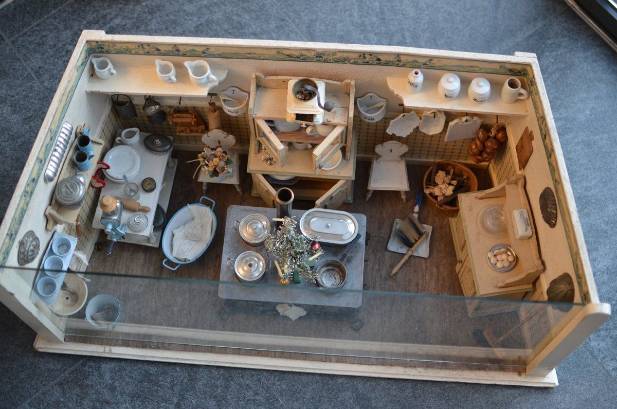 Case e mobili per bambole: Puppenhaus 1910 – Usato da Männedorf venduto da Tkv