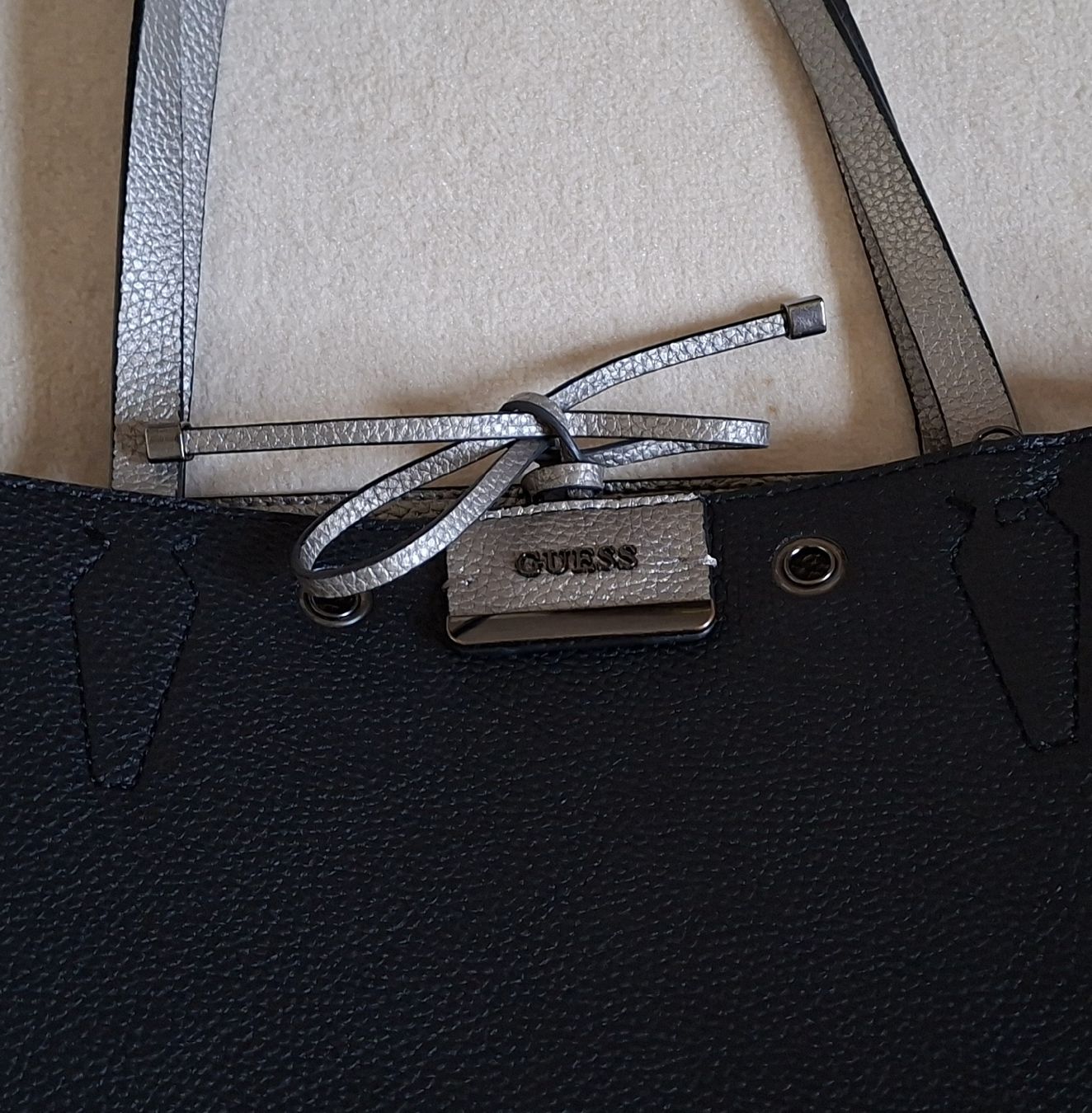 Guess Borse da donna: Guess Wende-Tasche schwarz/silber – Usato da Barzheim venduto da spitz01