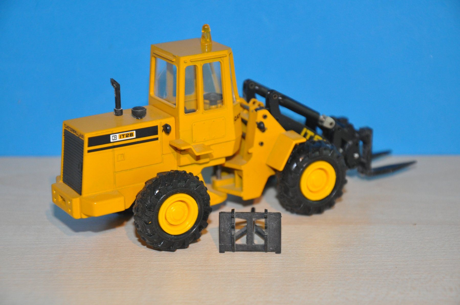 Conrad Kit di modellismo & Modellini statici: CAT IT 28 Industrieradlader – Usato da Mitlödi venduto da worker04 2