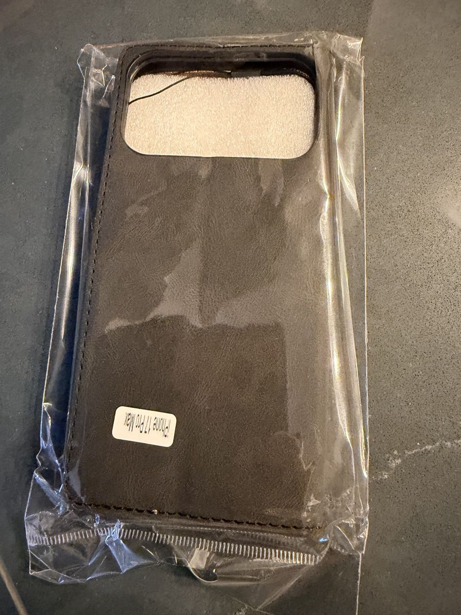 Apple Covers & Schutzfolien: Cover portafoglio iPhone 17 Pro Max – Neu und originalverpackt aus Sigirino von RamonaLamboo 1