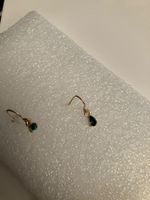 Elegante, goldfarbene Tropfenohrringe mit grünem Strassstein