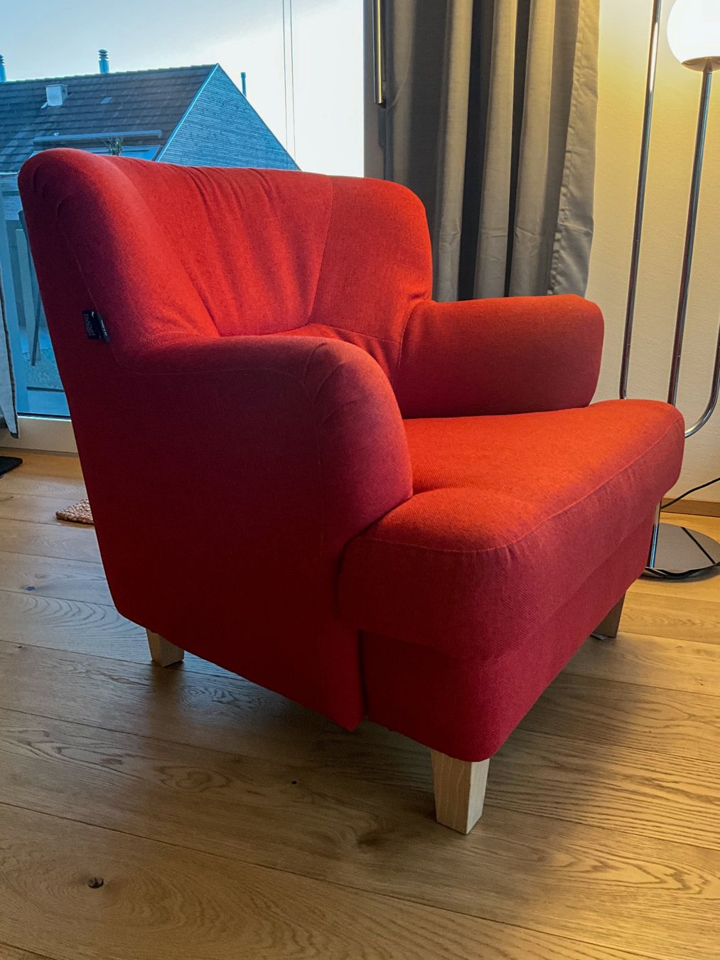 Poltrone: Hjort Knudsen - Roter Sessel mit Hocker – Usato da Steinhausen venduto da Smari 1
