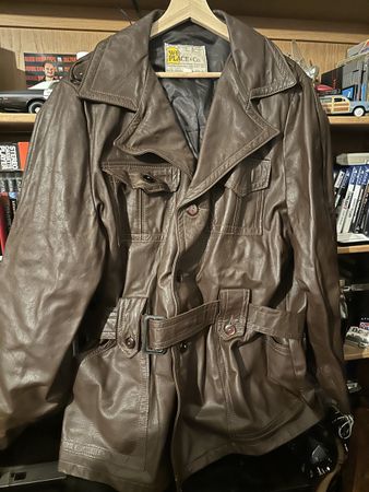 Veste en cuir marron vintage, idéale pour l'automne!