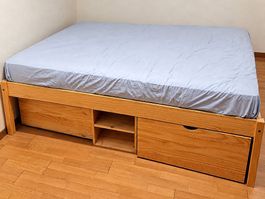 Lit double en bois 180×200 + 2 tiroirs + 2 tables de chevet